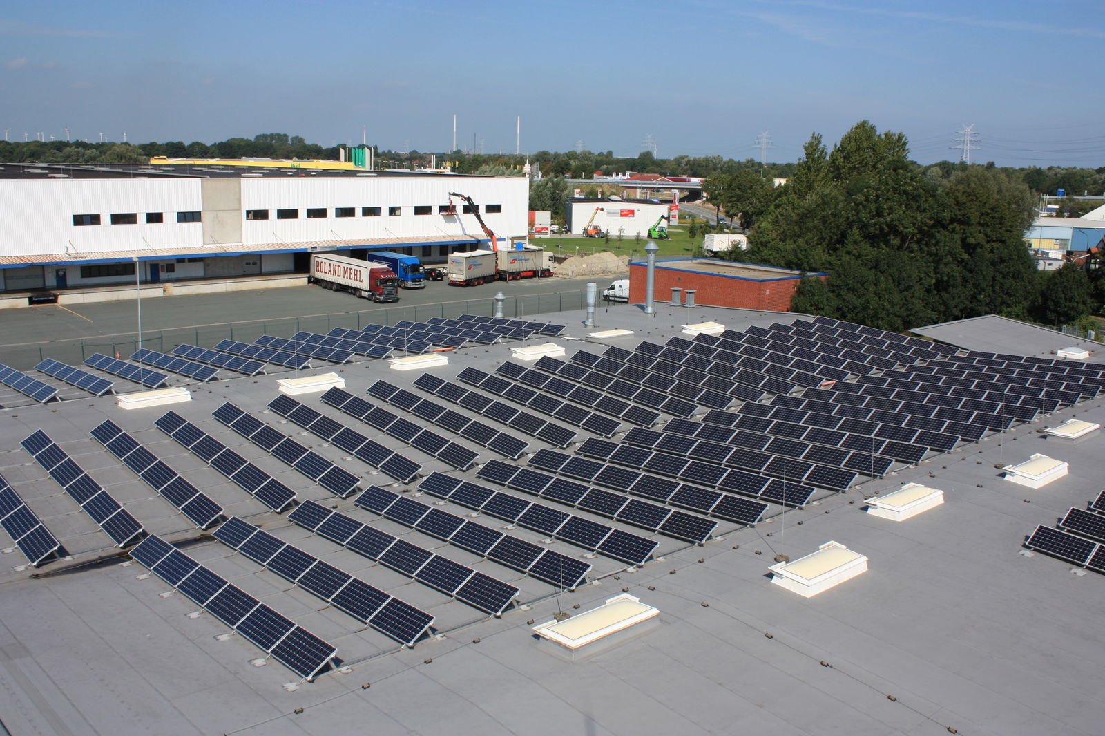 Solarpanels auf dem Dach von Unterwegs Solarpanels auf dem Dach von Unterwegs