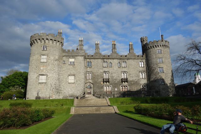 Kilkenny Burg-Unterwegs-bei-Bach Kilkenny Burg-Unterwegs-bei-Bach