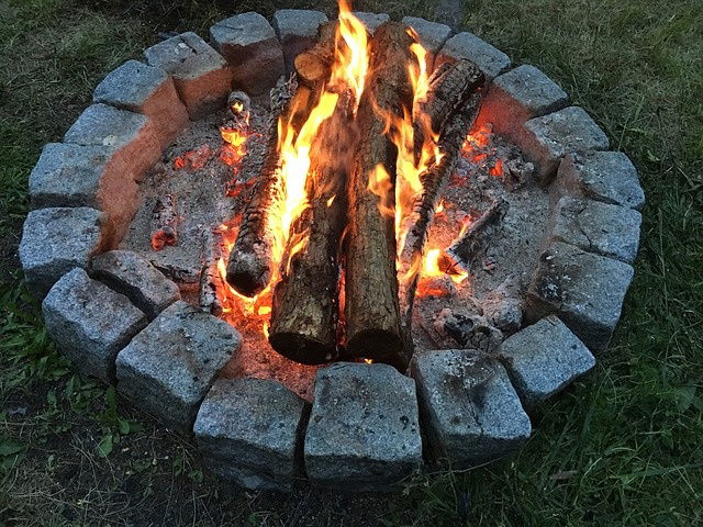 Feuerholz aufbauen und anzünden