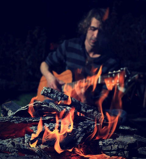 Gitarre am Lagerfeuer Gitarre am Lagerfeuer
