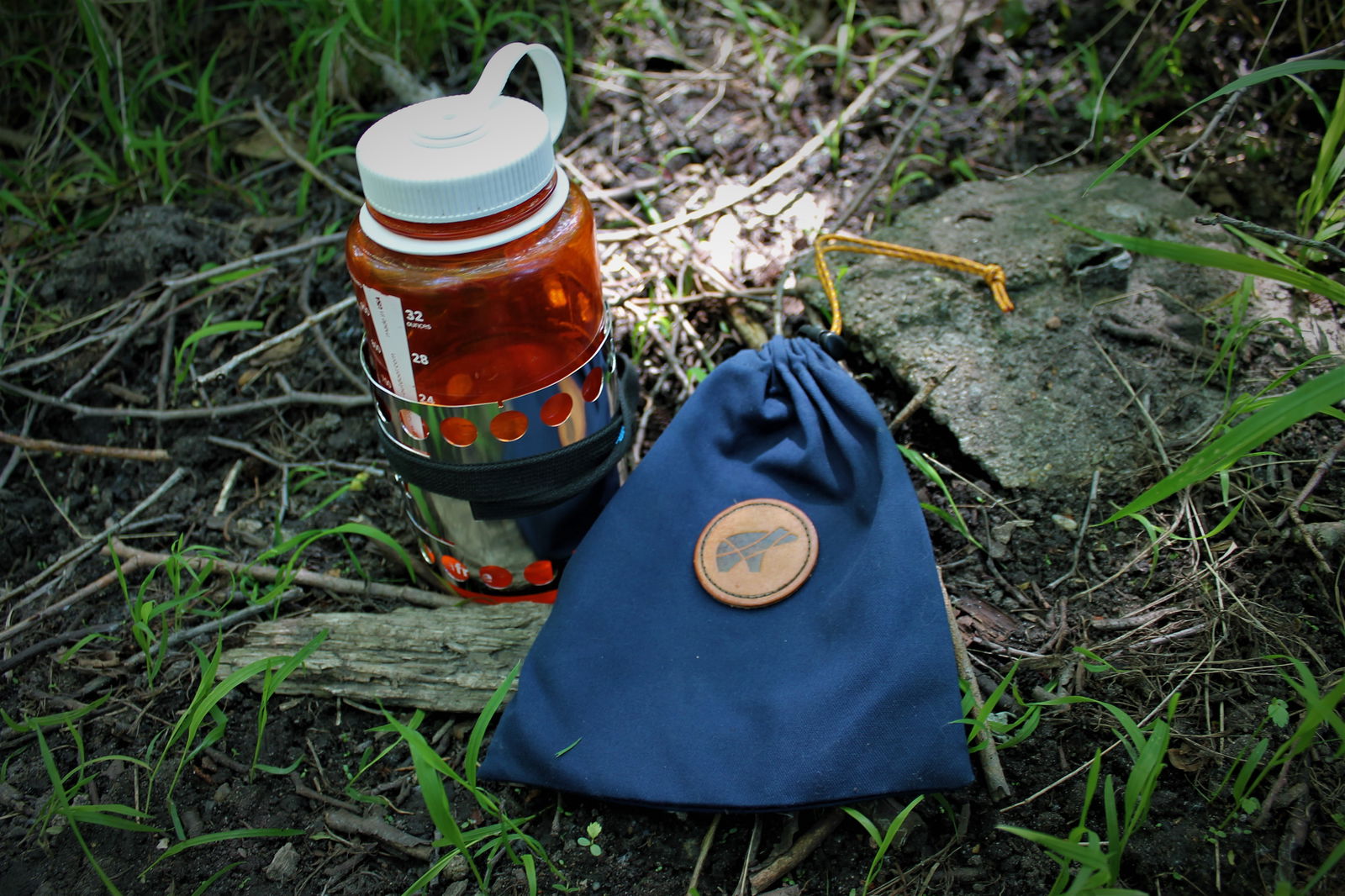 friendstove um Nalgene Flasche gewickelt und los cleverer Transport vom friendstove Hobo Kocher
