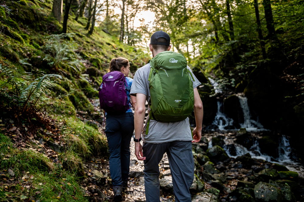 Lowe Alpine Airzone Active SS20 FULL RES FINAL DELIVERY © Jimmy Hyland-JHPVISUALS 2020-9266_2 Zwei Wanderer im Wald