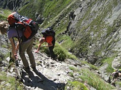 Mit Ketten und Eisen gesicherter Steig