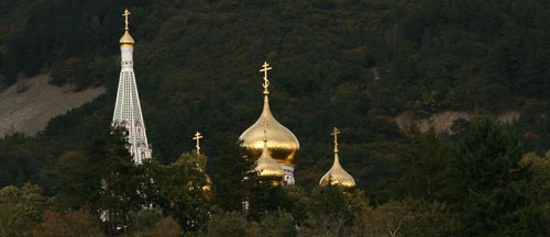 Versteckt hinter Hügeln: eine orthodoxe Kirche in Bulgarien