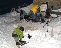 Aufbruch nach kurzer Nacht im Iglu