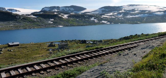 Die Gleise der Bergenbahn vor dem Finsevatnet