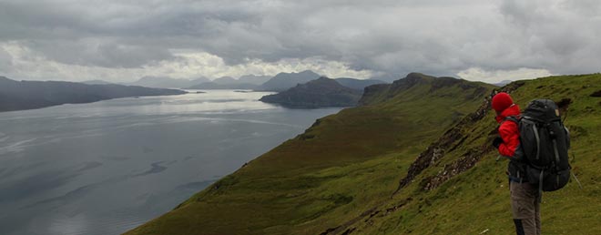 In der Bucht rechts liegt Portree.jpg