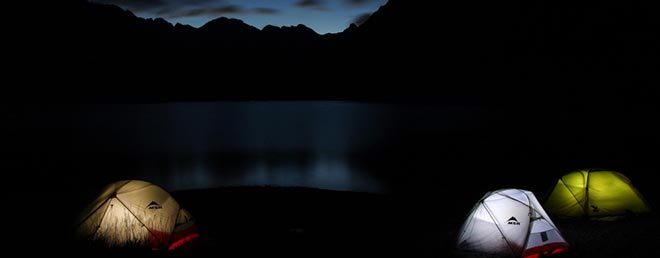 Glowing Tents am Loch Coruisk