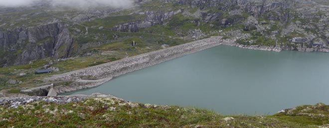 Blick auf den Staudamm des Rembesdalsvatnet