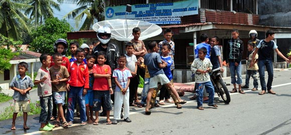 Carmen mit Kindern in Sumatra