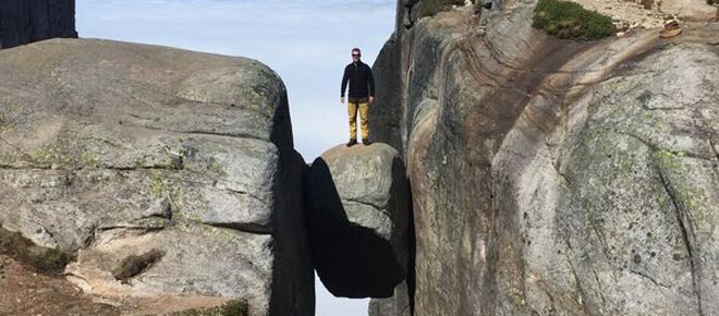 Auf dem Stein am Kjeragbolten