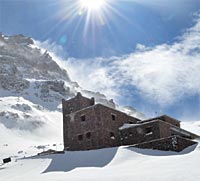 Unsere Hütte mit Bergpanorama