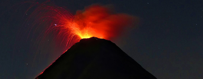 Lava in der Nacht