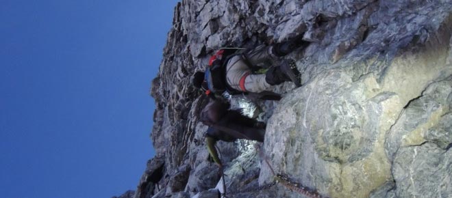 Felskletterei auf dem Weg zum Gipfel