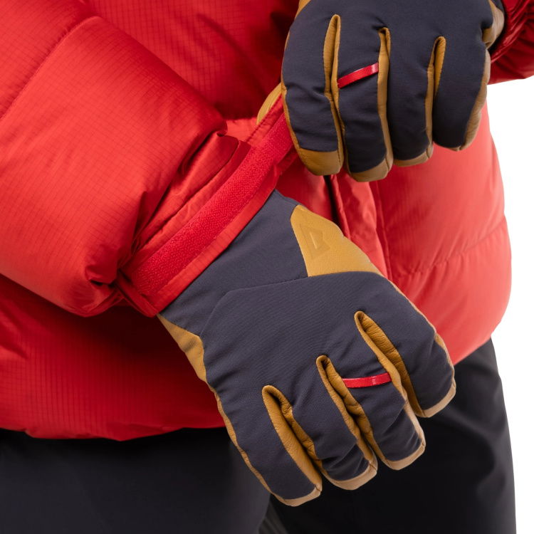 Detail Saum 2 / detail hem 2