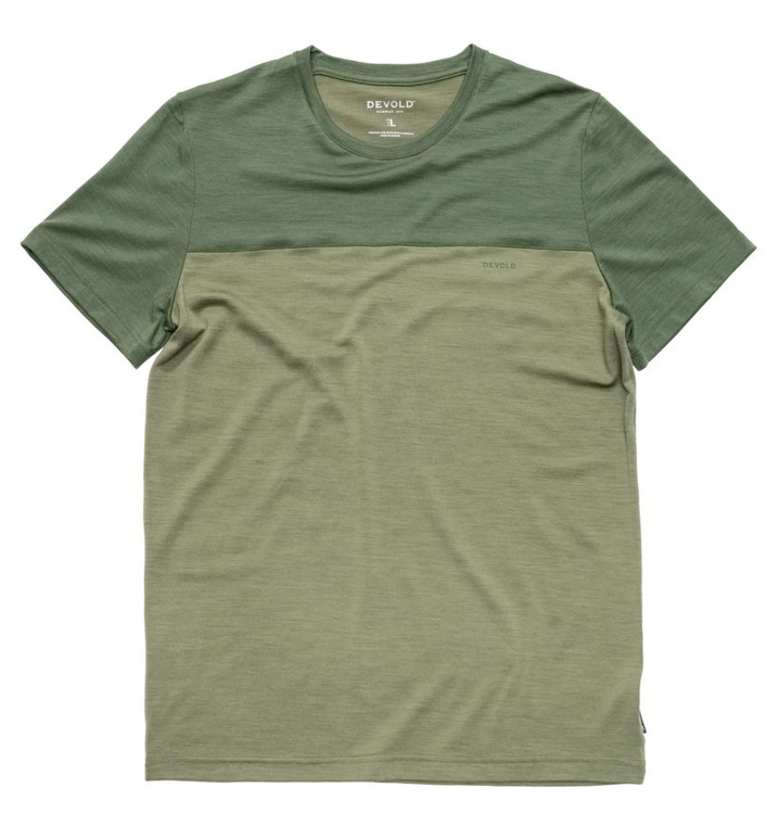 Devold Classic Linear Tee Man Devold Classic Linear Tee Man Farbe / color: forest/lichen ()