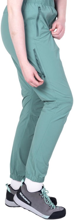 Detail Rei&szlig;verschlusstasche am Oberschenkel / detail zipped thigh pocket, sea pine
