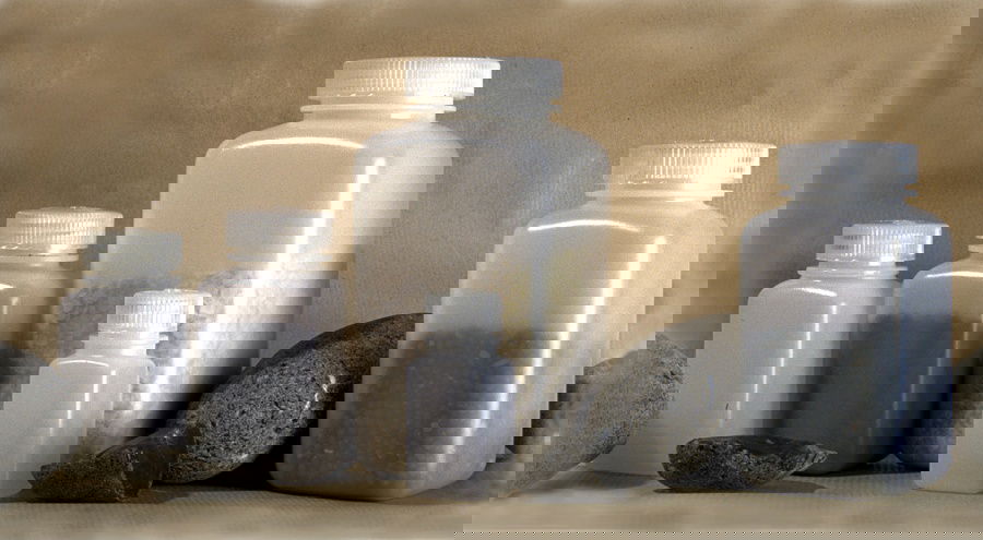 Mit Inhalt / With content